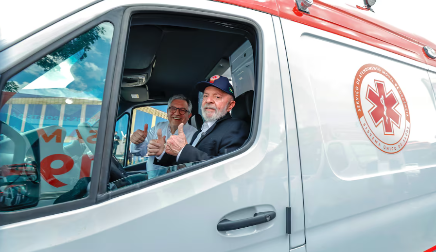 Lula e Padilha, durante cerimônia de entrega de ambulâncias, em Sorocaba.