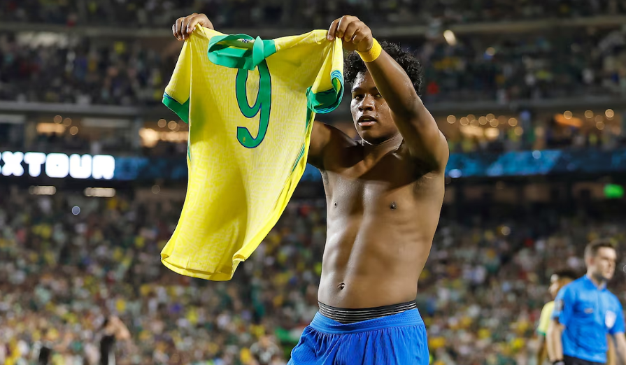 Endrick celebra o gol da vitória da partida entre Brasil e México. Atacante está de volta ao time de Dorival.