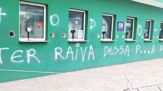 'Tem que ter raiva dessa p... de Corinthians' foi uma das frases pichadas no muro da sede do Palmeiras.