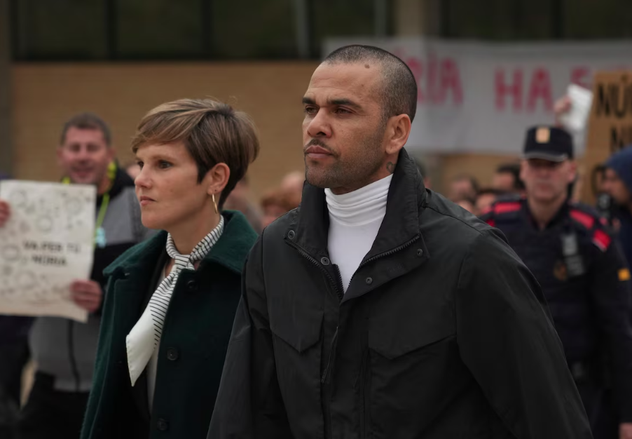Daniel Alves foi absolvido de sua sentença por agressão sexual nesta sexta-feira, pelo Tribunal da Catalunha.