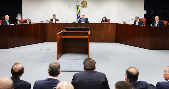 Primeiro dia do julgamento sobre a aceitação da denúncia contra Bolsonaro por tramar um golpe de Estado