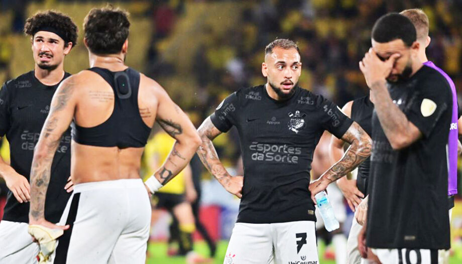 Jogadores do Corinthians ficam desolados após derrota para o Barcelona