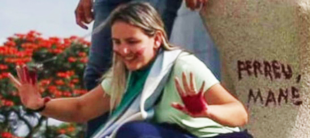 Débora Rodrigues dos Santos admitiu em depoimento ter pichado a estátua da Justiça com batom