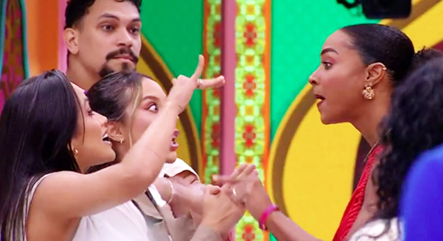Eva e Renata discutem com Aline
