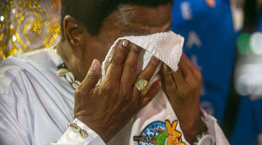 Despedida de Neguinho da Beija Flor é marcada por forte emoção