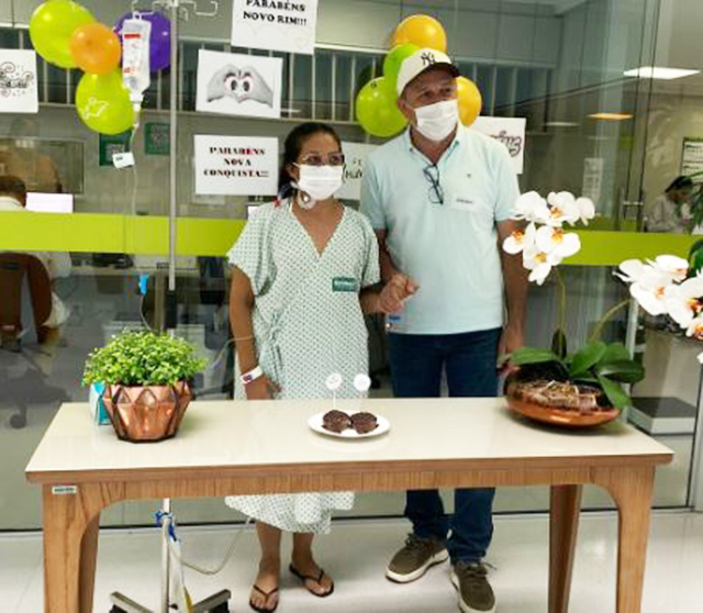 Flávia Regina celebra seu aniversário no hospital após receber um transplante de rim. A equipe médica organizou uma surpresa para marcar o momento especial
