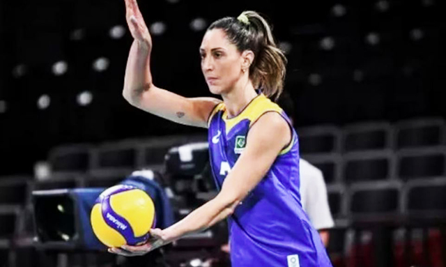 Carol Gattaz, central da seleção brasileira de vôlei feminino, sofreu grave lesão joelho e pode antecipar fim da carreira.