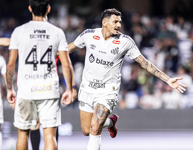 Tiquinho Soares marcou, de pênalti, o primeiro gol do Santos na goleada por 4 a 1 sobre o Coritiba