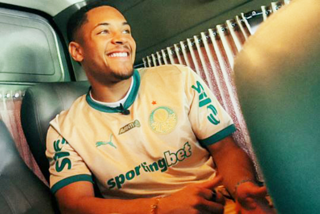 Vitor Roque desembarcou no Brasil nesta segunda-feira para reforçar o Palmeiras.
