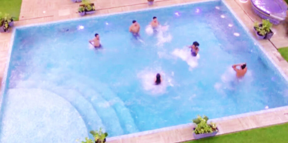 Empolgados com a chuva, os brothers se jogaram na piscina