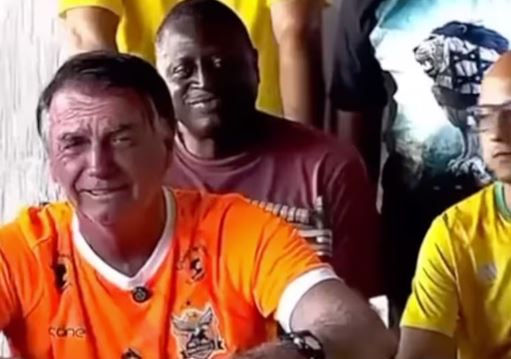 Em Angra dos Reis ao lado de aliados, Jair Bolsonaro chamou mulheres petistas de 'feias' e 'incomíveis'.