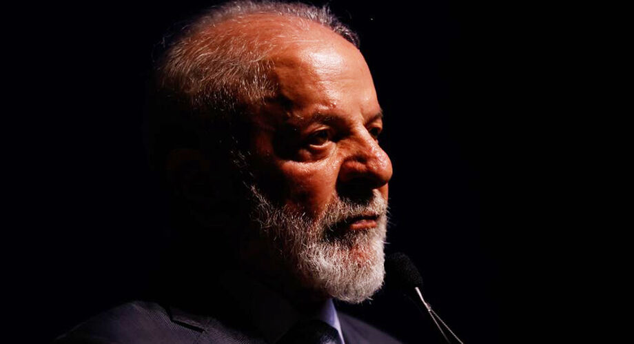 Lula diz que é preciso respeitar o processo legal e o direito à defesa, mas afirma que, ao pedir anistia antes do julgamento, Bolsonaro 'está dizendo que foi culpado'