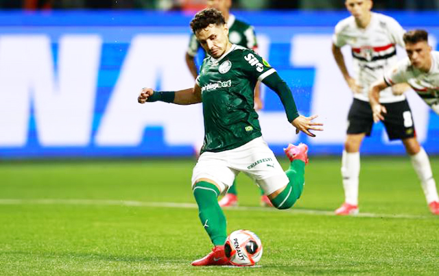 Raphael Veiga marcou o gol da vitória do Palmeiras contra o São Paulo, nesta terça-feira.