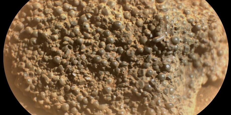 Imagem do Perseverance mostra parte da Baía de São Paulo com centenas de esferas. Processado por fusão, mosaico do SuperCam Remote Micro Imager (RMI) foi adquirido em 11 de março de 2025, dia 1.442 da missão Marte 2020