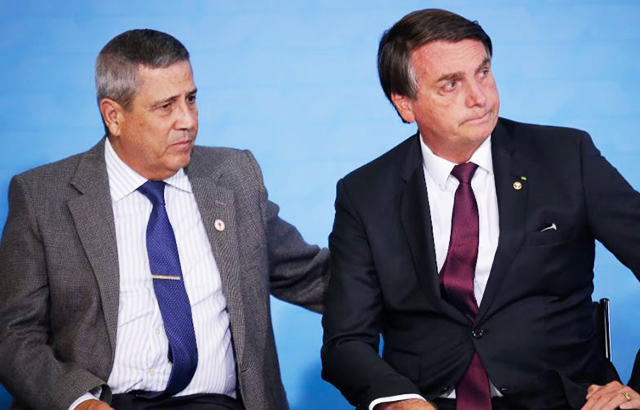 O general e ex-ministro da Defesa, Walter Braga Netto e o ex-presidente Jair Bolsonaro.