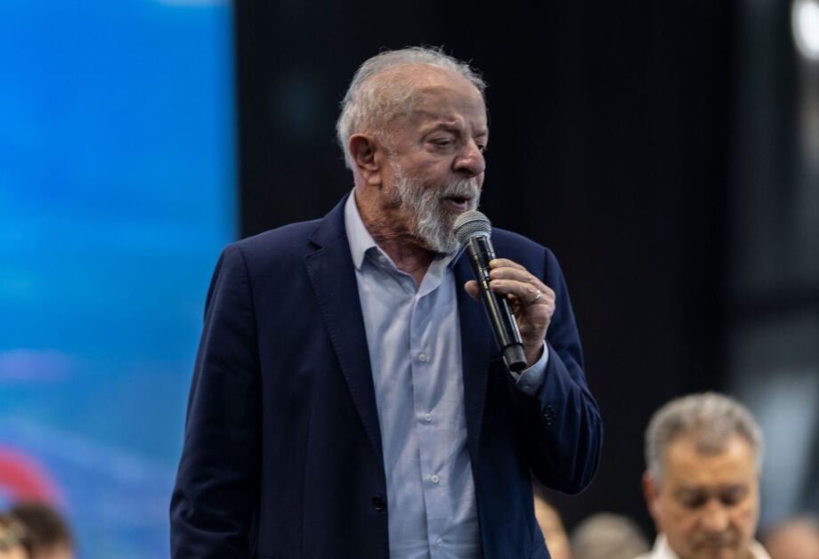 Lula participou nesta terça de inauguração de um centro dedicado ao desenvolvimento de carros híbridos na fábrica da Stellantis, em Betim (MG)