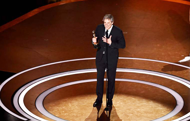 O diretor brasileiro Walter Salles recebe o prêmio de Melhor FilmeInternacional por 'Ainda Estou Aqui' no palco durante a 97ª edição do Oscar no Dolby Theatre em Hollywood, Califórnia, EUA, em 2 de março de 2025
