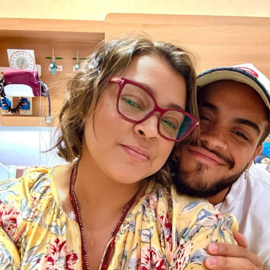 Preta Gil e seu filho, Francisco Gil, em um quarto de hospital.