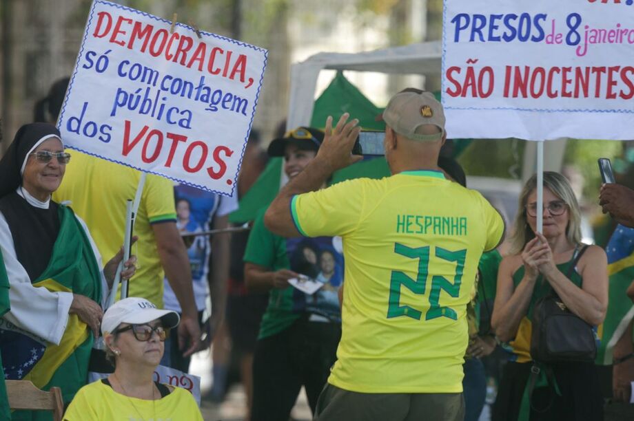 Manifestantes se reúnem no Rio de Janeiro na manhã deste domingo, 16