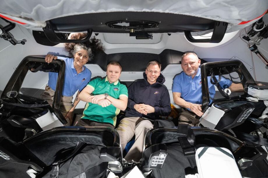 Butch Wilmore e Suni Williams (nas pontas), junto de Nick Hague, da Nasa, e o cosmonauta Aleksandr Gorbounov (ao centro), estão a bordo da espaçonave SpaceX Dragon.