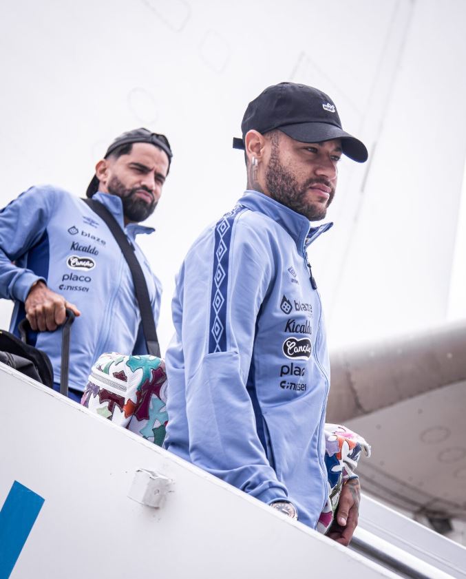 Neymar continua recuperação de lesão na coxa em período de folga do Santos.