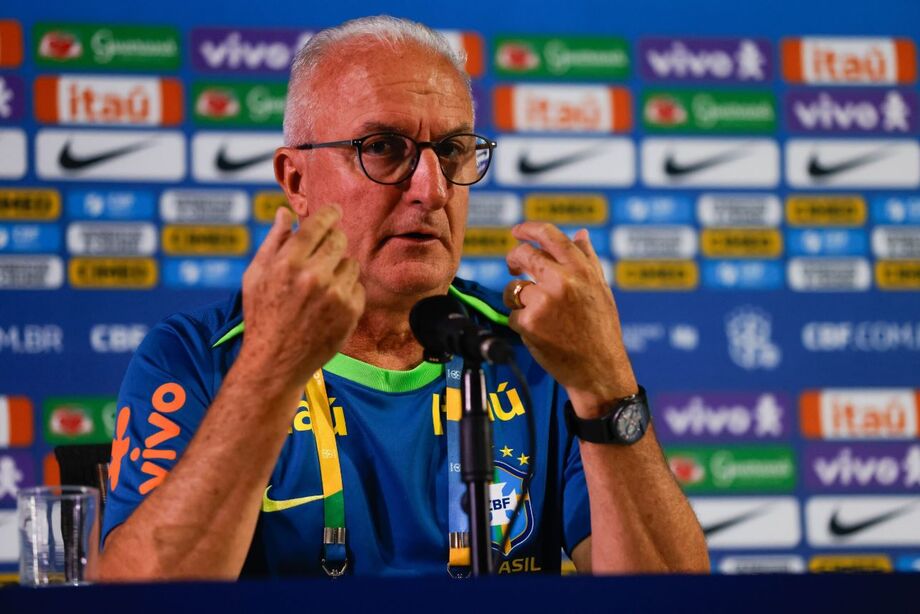 Dorival Júnior durante coletiva de imprensa no Mané Garrincha