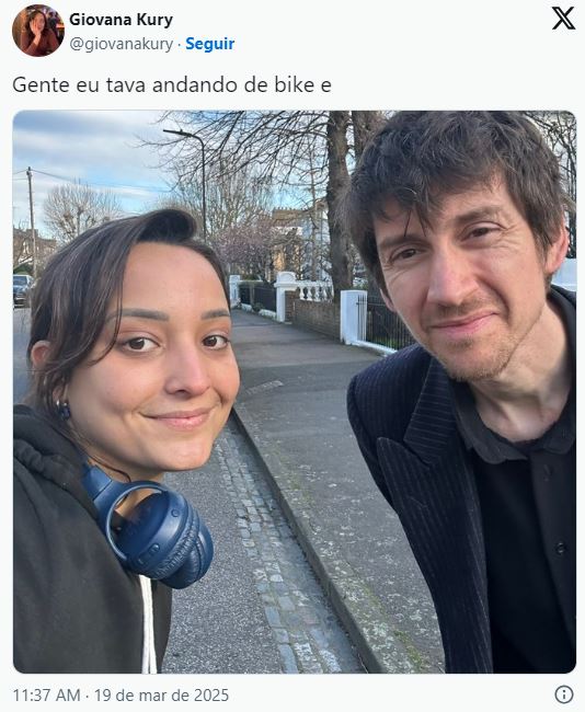 Alex Turner, vocalista da banda Arctic Monkeys, tira foto ao lado de fã e surpreende internautas