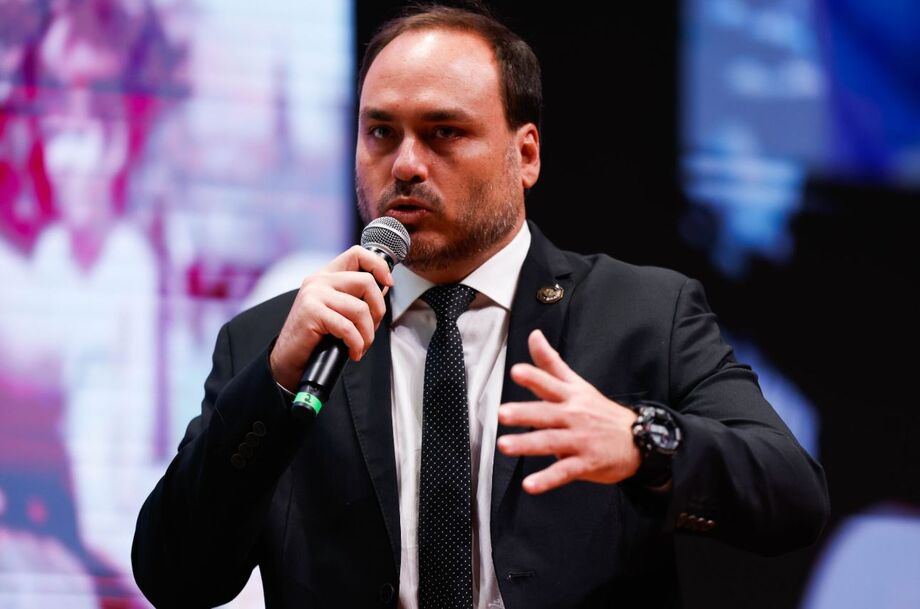 Carlos Bolsonaro (PL-RJ) reagiu com palavras de baixo calão à ação do STF contra o pai.