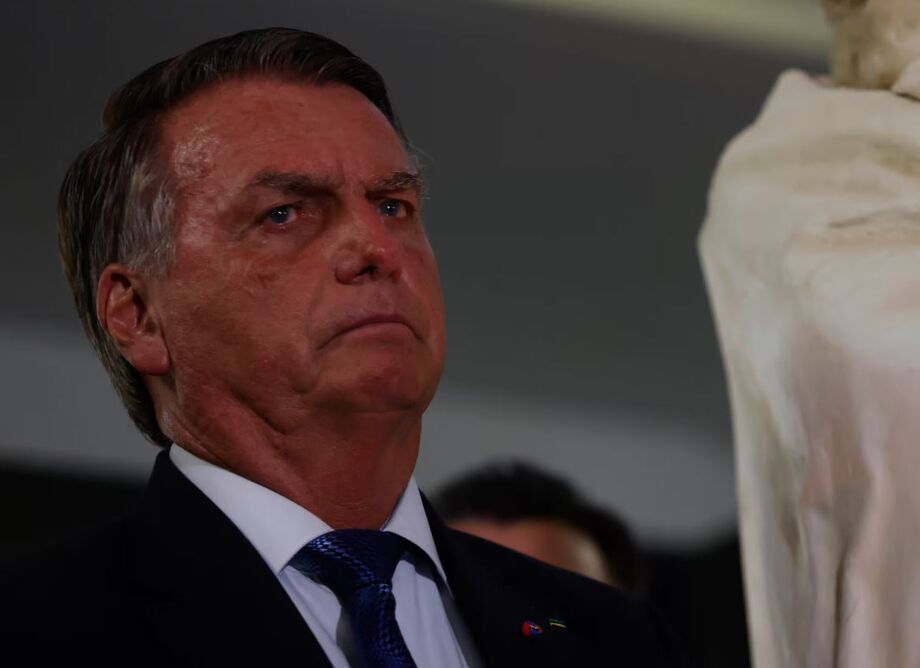 Ex-presidente Jair Bolsonaro durante visita a uma exposição sobre o holocausto no Senado Federal.