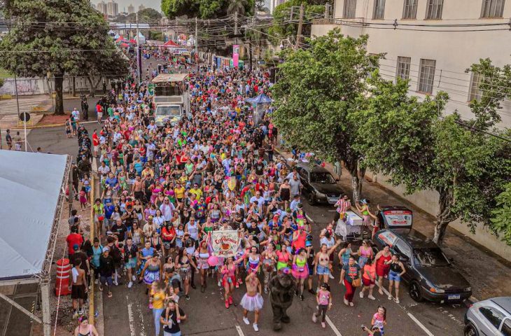 Dançar e pular no Carnaval pode queimar calorias e melhorar a resistência física