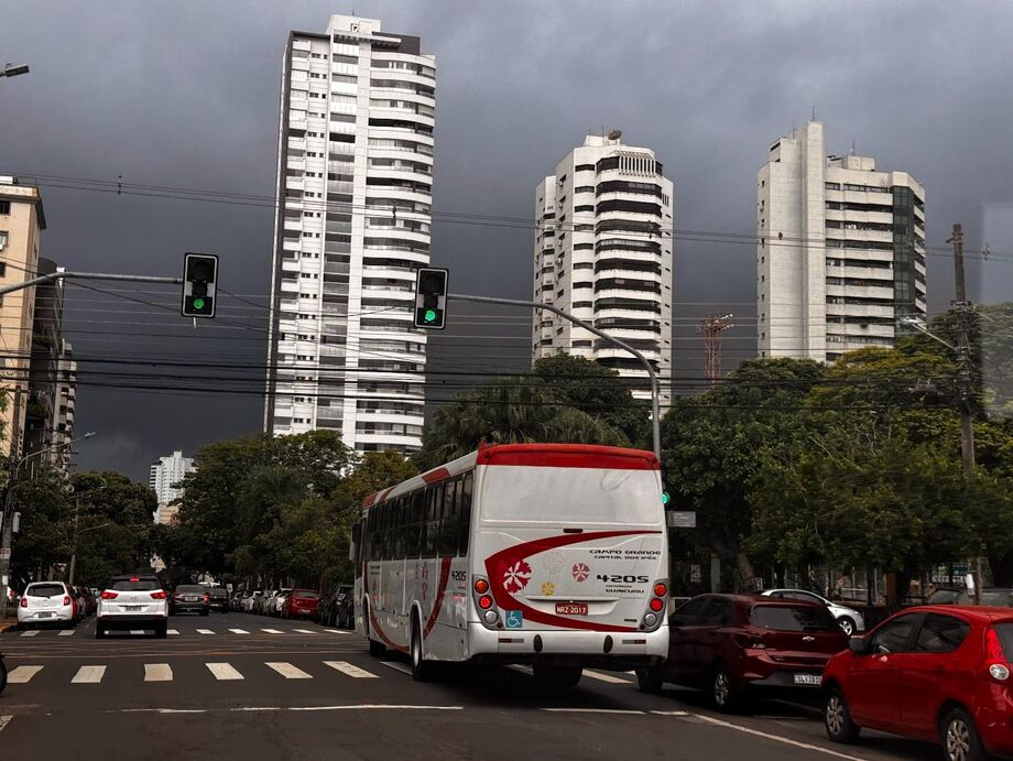 Com previsão certa, pancadas de chuva atingem regiões da Capital