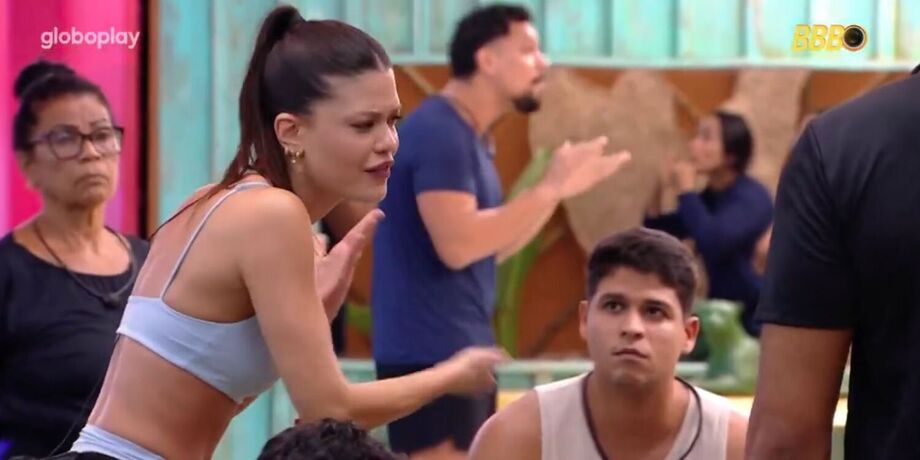 Vitória gesticula em meio à discussão com os brothers após ser indicada ao Castigo do Monstro