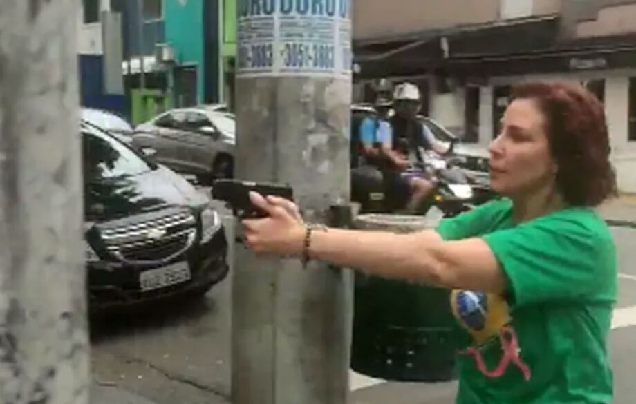 Deputada perseguiu homem negro com arma em punho na véspera do segundo turno da eleição presidencial de 2022