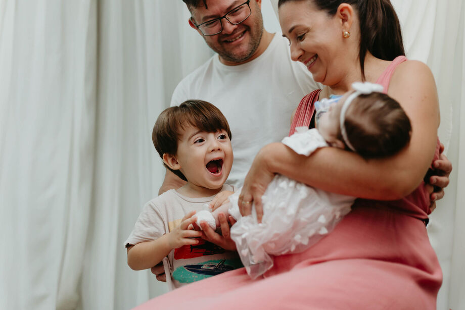 Família ganha ensaio fotográfico com Melissa, bebê de 4 meses, internada em UTI Pediátrica