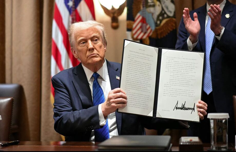 O presidente americano Donald Trump assinou uma ordem executiva nesta terça-feira, 25, para alterar normas eleitorais dos Estados Unidos, exigindo que as pessoas forneçam documentos comprovando que são cidadãos quando se registrarem para votar.