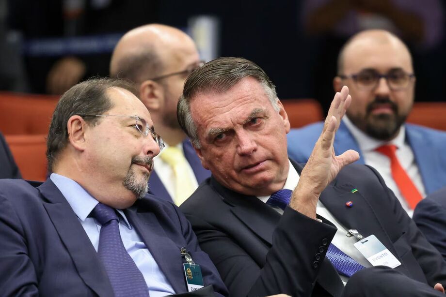 O ex-presidente Jair Bolsonaro (PL) e seu advogado, Celso Vilardi, durante a sessão de julgamento desta terça-feira.