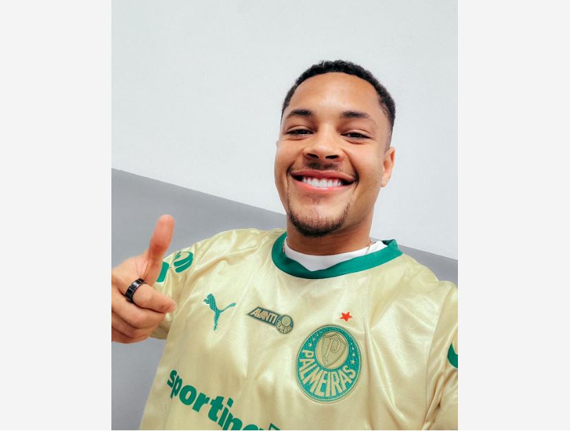 Vitor Roque desembarcou no Brasil nesta segunda-feira.