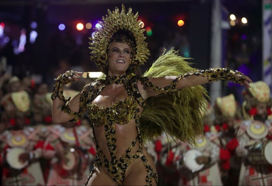 Paolla Oliveira durante desfile do carnaval de 2024, pela Grande Rio