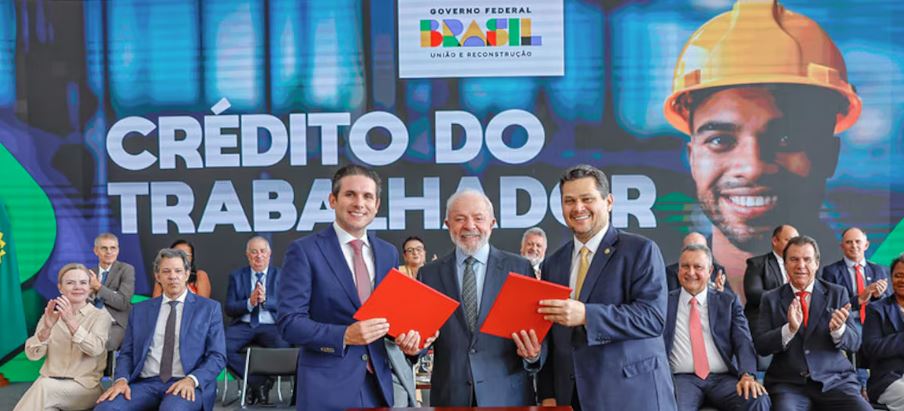 Hugo Motta, Lula e Alcolumbre durante cerimônia de lançamento do Programa Crédito do Trabalhador, no Palácio do Planalto