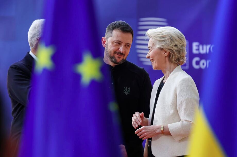 Volodmir Zelenski e Ursula von der Leyen conversam durante cúpula em Bruxelas.