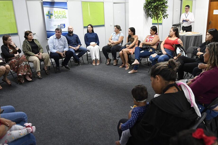 Governo de MS lança auxílio de até R$ 900 por filho para mães solo colocarem crianças em creches e retomarem estudos.