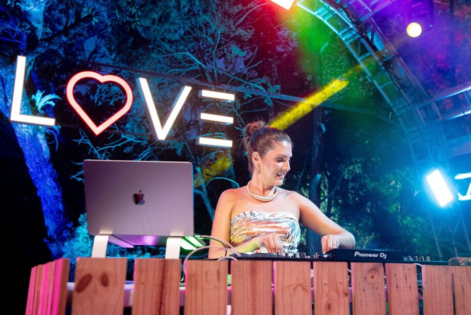 Promovida pelos DJ's Cegonha, Tommy Menegazo e Nathalia Albuquerque, festa que contempla o pôr do sol acontece na Estância Montana