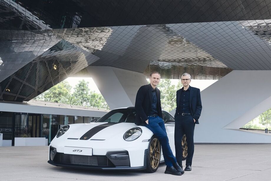Estratégia e inovação: líderes da Porsche discutem o futuro da marca ao lado do icônico 911 GT3.