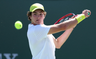 Joao Fonseca João Fonseca devolve uma tacada para Jack Draper durante o BNP Paribas Open, em Indian Wells, neste sábado (8)