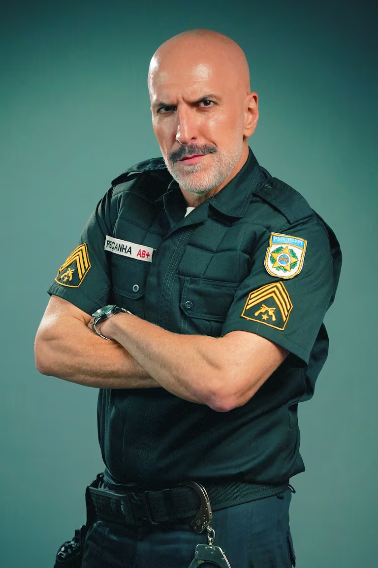 Antonio Tabet interpreta o policial Peçanha no teatro. Antonio Tabet interpreta o policial Peçanha no teatro. Foto: Protocolo de Segurança/Divulgação