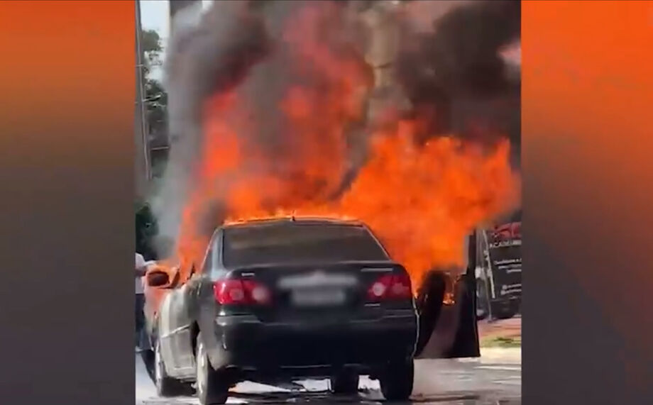 Um Toyota Corolla foi destruído por um incêndio na Avenida Ernesto Geisel, em Campo Grande (MS), após uma explosão no motor durante uma conversão.