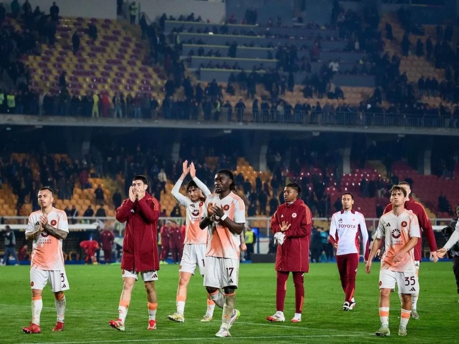 Com chute seco de Dovbyk no fim, Roma vence Lecce fora de casa e se aproxima da Juventus na tabela.