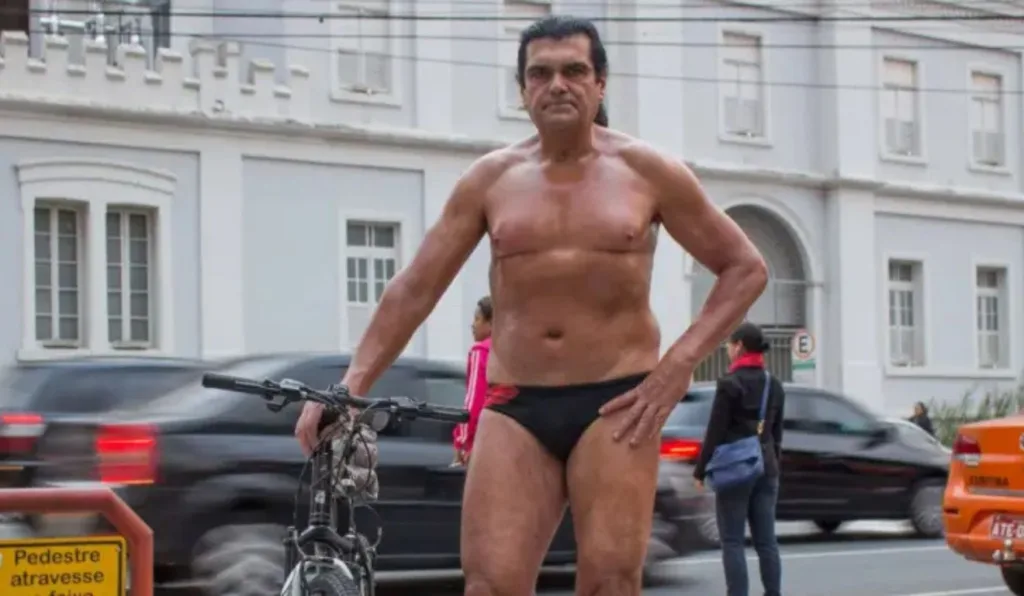 Morre Oil Man, o herói de sunga e óleo que caminhava por Curitiba como se fosse verão eterno