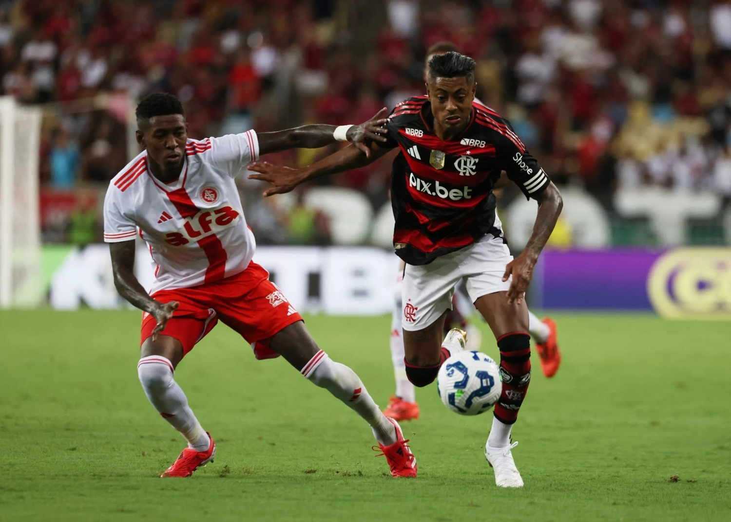 Flamengo e Internacional empatam por 1 a 1 no Maracanã em jogo de estreia do Campeonato Brasileiro marcado por equilíbrio e falhas ofensivas.