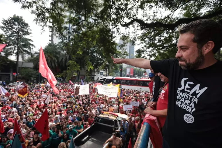 Em ato esvaziado na Paulista, Boulos provoca família Bolsonaro, Lindbergh prega contra anistia